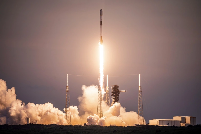 "SpaceX" internet peyklərinin yeni qrupunu orbitə çıxarıb