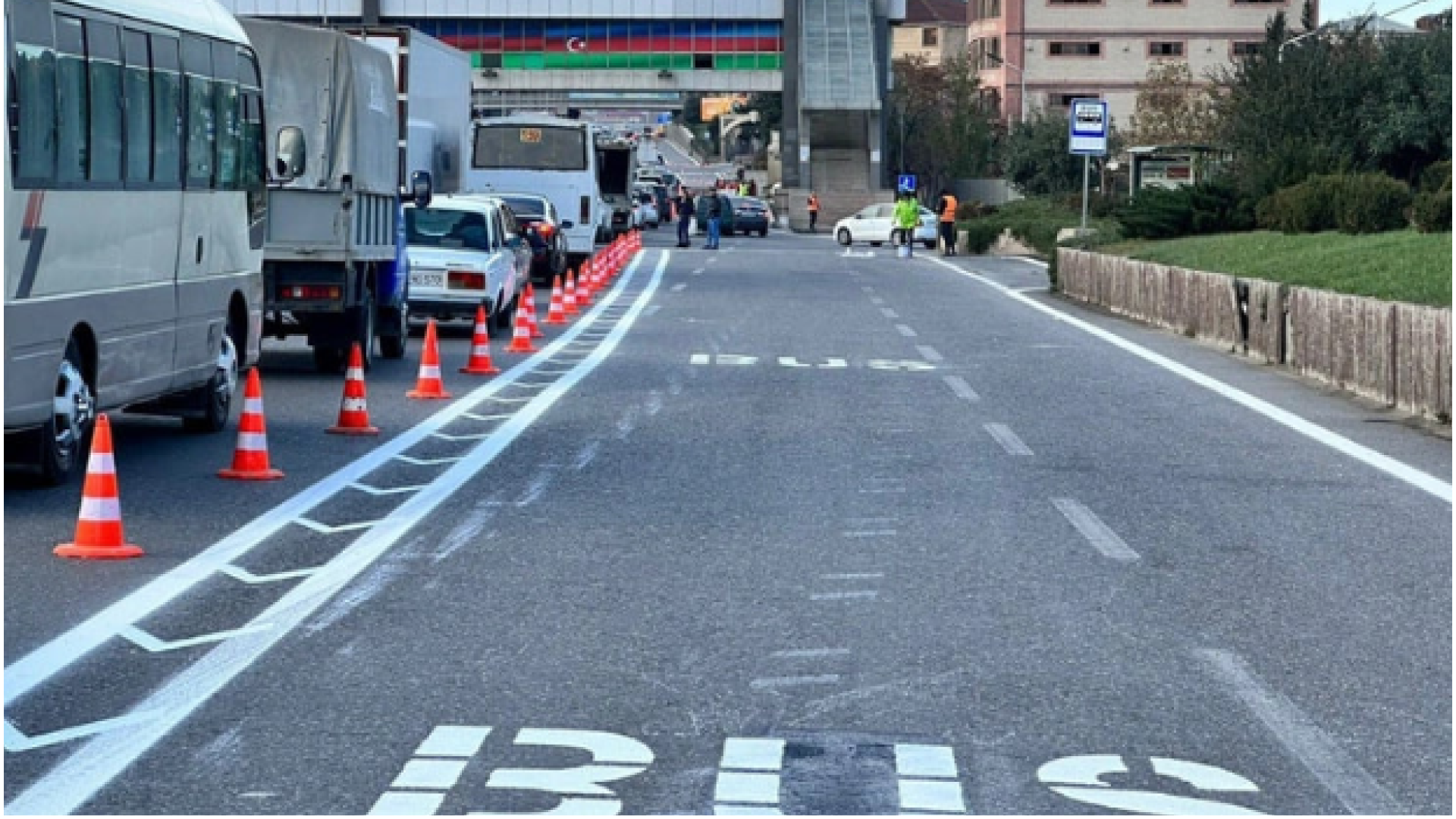 Taksilərin avtobus zolaqlarından istifadə etməsinə icazə verilməsi təklif edilir