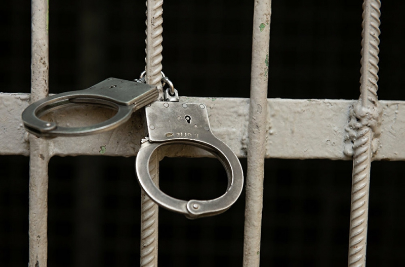 Mağazada hər kəsin gözü önündə soyğunçuluq edən şəxsi polis saxlayıb