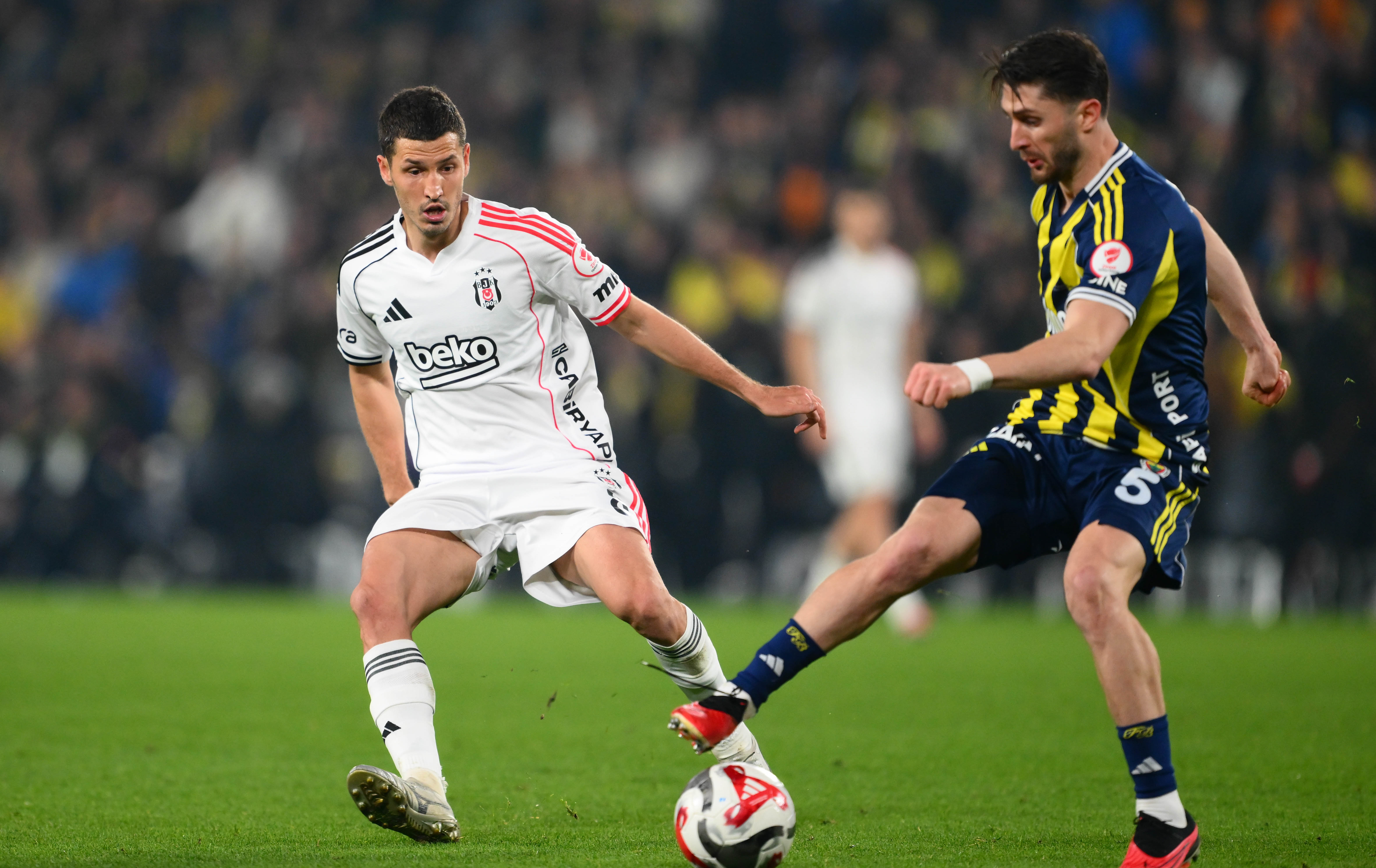 "Beşiktaş" İstanbul derbisində "Fənərbaxça"nı məğlub etdi 