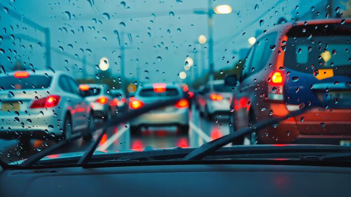 Yağışlı və dumanlı hava şəraiti ilə bağlı sürücülərə xəbərdarlıq edilib