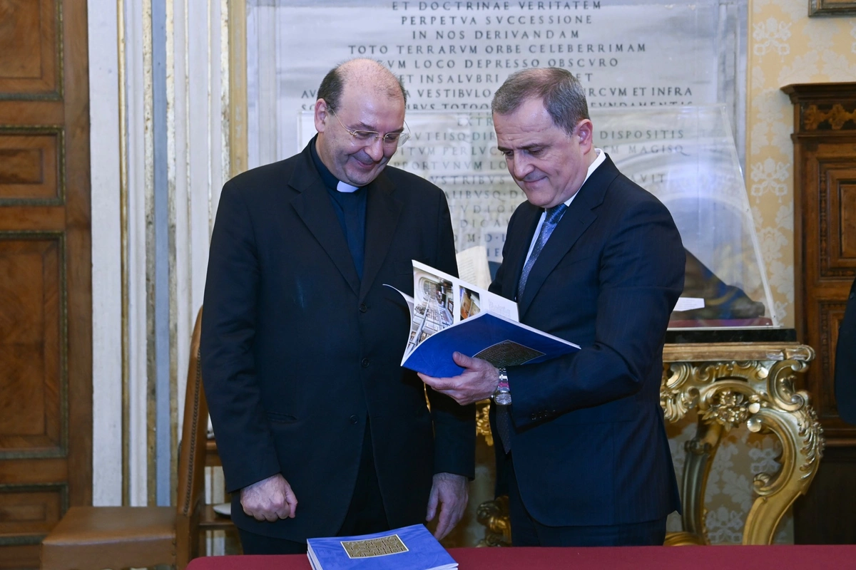 Ceyhun Bayramov Vatikan Apostol Kitabxanasını ziyarət edib